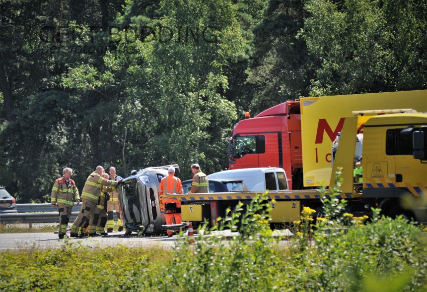 Auto en caravan uit balans op A50 en kantelen