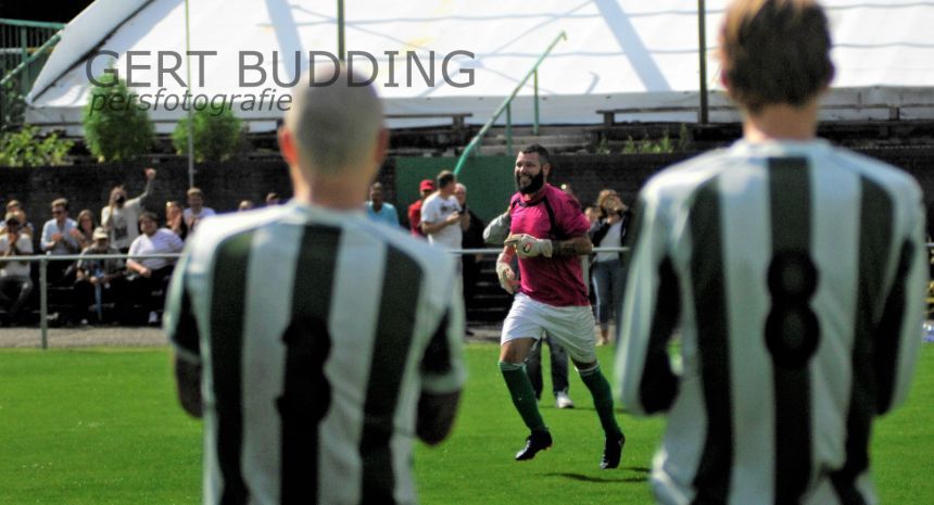 Emotioneel afscheid WVV Wageningen doelman Roy Rijsemus op de Berg