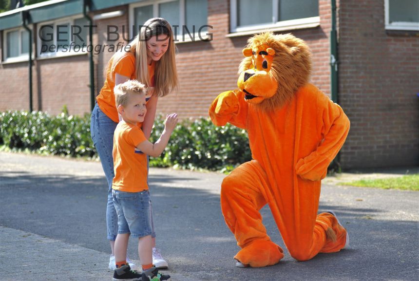 Redichem houdt met 130 kinderen Oranje dag, trainer Maarten Kerkhof één dag bondscoach