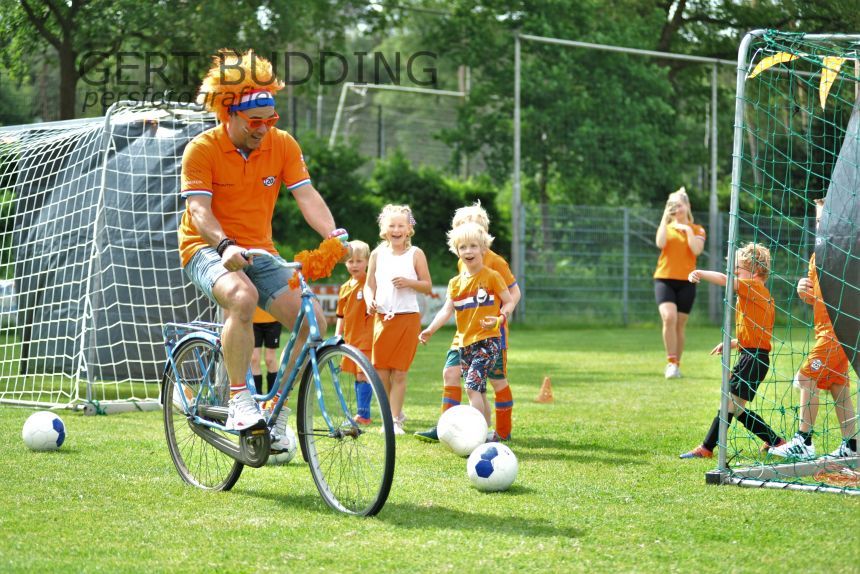 Oranje gekleurde jeugd RVW knalt er vrolijk op los. ‘Leeuw’ mocht van de fiets worden geschoten