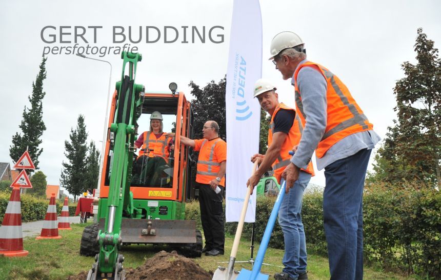 Wethouder Marinka Mulder plaatst ‘eerste schop’ aanleg glasvezel van Delta Fiber Netwerk in Renkum en Heelsum