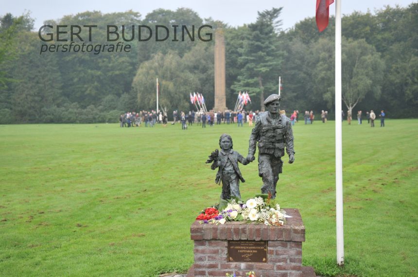 Ingetogen herdenking De Naald Oosterbeek, burgemeester Agnes Schaap legt krans