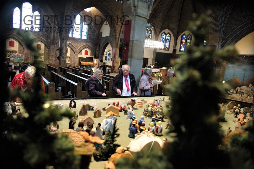 André van der Linden geeft RK-kerk in Renkum 130 kerststalletjes in bruikleen