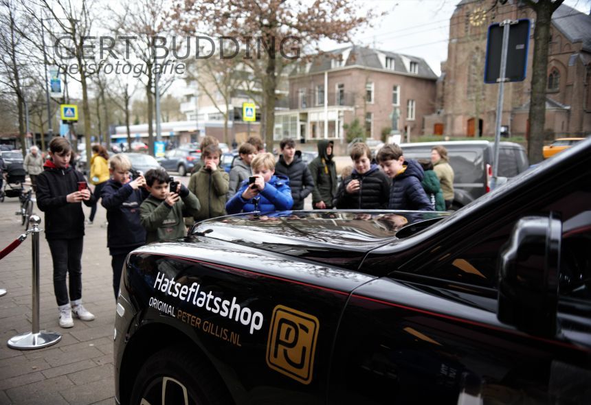 Peter ‘hatseflats’ Gillis van Massa is Kassa met peperdure Rolls Royce in Oosterbeek