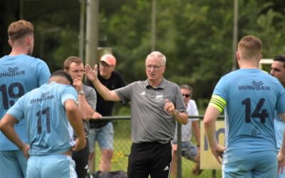 Zaterdag eerste klasser Duno in voorbereiding onder leiding van oefenmeester Eric Meijers
