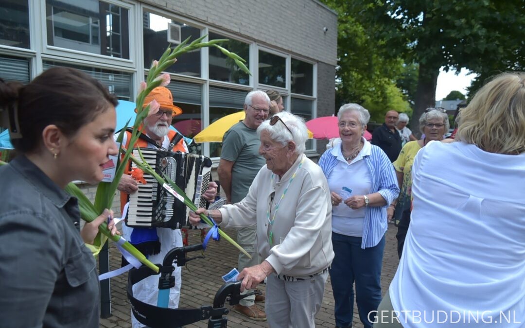 Onverzettelijke wandelaars Huis van Renkum voltooien 4daagse in het dorp