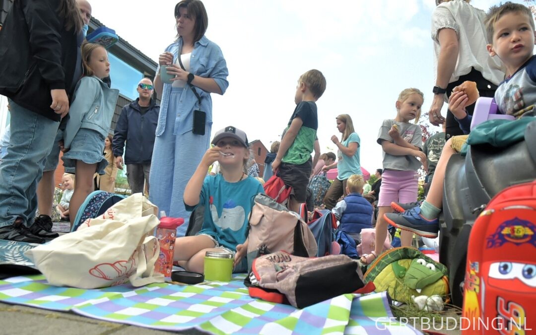 Airborneschool Renkum start nieuw schooljaar met ontbijt op plein met kinderen en ouders